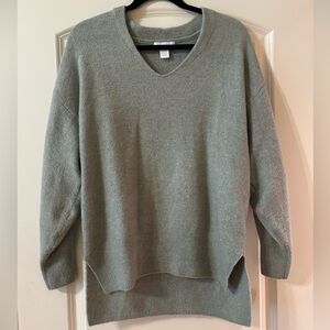 H&M Green Long Sleeve V-Neck Pullover Sweater Womens Size Small